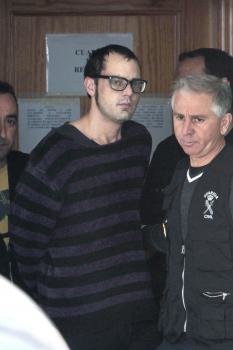 El joven Juan Manuel R., de 28 años (c), detenido el pasado sábado por la noche en Santiago de La Ribera como presunto autor de la muerte de sus tíos octogenarios