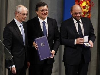  El presidente de la Comisión Europea, el portugués José Manuel Barroso (c), el presidente de la Eurocámara, el alemán Martin Schulz (der), y el presidente del Consejo Europeo, Herman Van Rompuy (izq), posan con el galardón del Premio Nobel de la Paz