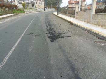 Restos de lodos en la carretera de Carballeda de Avia a Leiro.