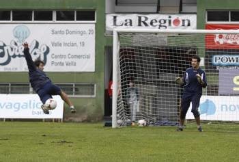 Luisito intenta una chilena, ayer en el entrenamiento del CD Ourense. (Foto: XESÚS FARIÑAS)