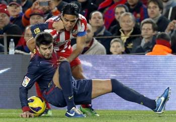 Gerard Piqué pelea la pelota con el colombiano Falcao. (Foto: A. ESTÉVEZ)