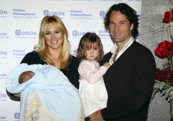 Carlos Moyá, Carolina Cerezuela y la pequeña Carla han dado la bienvenida al recién nacido al que han llamado Carlos.