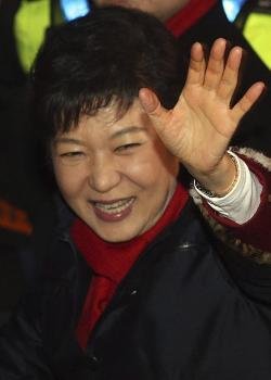 La candidata conservadora Park Geun-hye saluda a sus seguidores en la puerta de su casa de Seúl (Foto: EFE)
