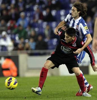 El jugador del Espanyol Baena pelea la pelota con el portugués Pizzi. (Foto: ALBERT OLIVÉ)