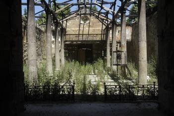 Interior de la capilla de Os Remedios, calcinada por un incendio a finales de julio de 2010. (Foto: MIGUEL ÁNGEL)