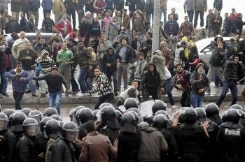 Opositores al presidenteegipcio se enfrentan a los agentes en Alejandría, el pasado viernes.