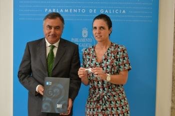 Carlos Varela y Pilar Rojo en la entrega de la Memoria. 