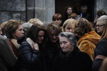 La viuda del empresario asesinado -tercera por la izquierda-, durante el funeral de ayer en Abelenda. (Foto: MARTIÑO PINAL)