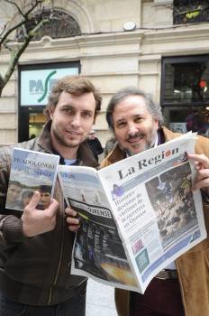 Rubén Riós e Ignacio Vilar, con el dvd que se entrega con  La Región.  (Foto: MARTIÑO PINAL)