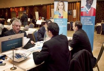 Dos entrevistadores examinan a varios candidatos a trabajar en empresas en Canadá, hace un mes.