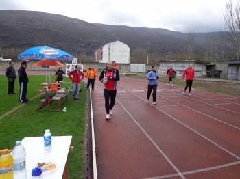 El atleta valdeorrés Carlos Revuelta, durante las primeras horas del reto en Calabagueiros. (Foto: CRUZ)