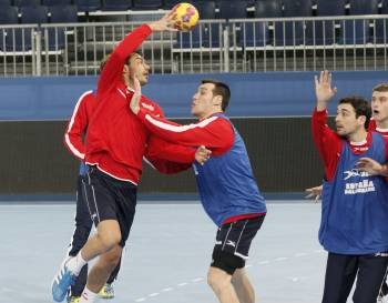 Dani Sarmiento, ayer con la pelota durante el entrenamiento de la selección española en Madrid. (Foto: PACO CAMPOS)