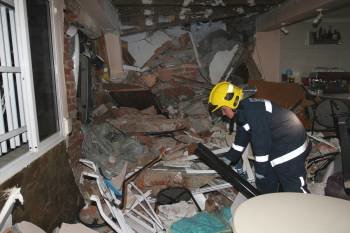Parte del interior de la vivienda quedó prácticamente inaccesible tras el impacto del camión. (Foto: MARTIÑO PINAL)