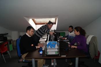 Oficina en Bóveda (Amoeiro) desde donde la empresa Openhost hace la herramienta de unas 500 webs. (Foto: S. ARJOMIL)