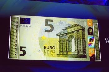 Proyección en pantalla del nuevo billete de cinco euros, en el museo arqueológico de Fráncfort, Alemania hoy (Foto: EFE)
