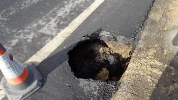 El socavón se formó al hundirse para del asfalto. El tramo fue adecentado hace dos años.  (Foto: A .R.)