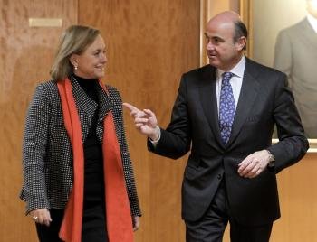 El ministro de Economía y Competitividad, Luis de Guindos, recibe a la presidenta del PP de Asturias, Mercedes Fernández (Foto: EFE)
