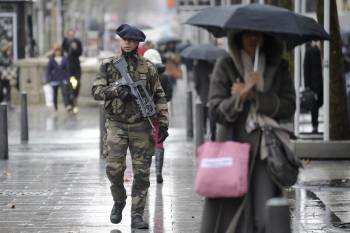 Un soldado francés patrulla por las calles de París ante la alerta por la amenaza terrorista en Francia. (Foto: YOAN VALAT)