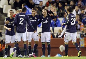 Los jugadores del Real Madrid celebran uno de los dos goles marcados por Cristiano Ronaldo. (Foto: J.C. CÁRDENAS)