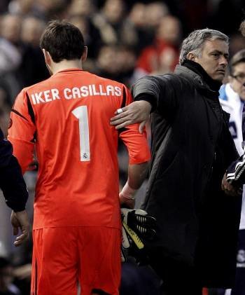 Casillas pasa junto a Mourinho tras lesionarse en Valencia. (Foto: J.C. CARDENAS)