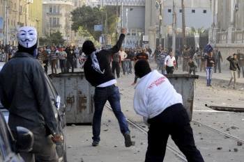 Manifestantes se enfrentan a las fuerzas de seguridad en una protesta en el aniversario de la revolución. (Foto: STR)