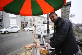 Hipólito Sánchez, el pasado viernes en Toén, lleva desde mayo del año pasado preparando pulpo por los concellos de Ourense. (Foto: MARTIÑO PINAL)