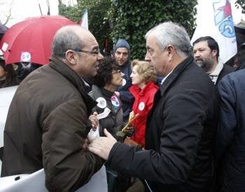 Francisco Jorquera (BNG) y Pachi Vázquez (PSdeG) se saludan, en presencia de Francisco Caamaño. (Foto: OSCAR CORRAL)