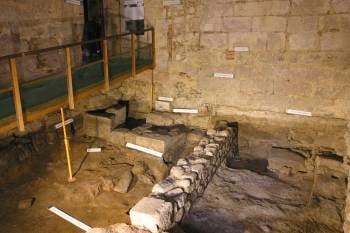 Estado actual de la entrada del Museo Arqueolóxico, en el Pazo do Bispo.  (Foto: JOSÉ PAZ)