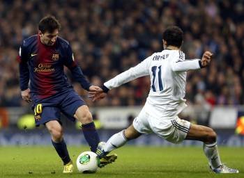  El delantero del Barcelona, Leo Messi, lucha el balón con el portugués Ricardo Carvalho. (Foto: JUANJO MARTÍN)