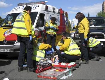 Personal sanitario atiende a una víctima tras un accidente de tráfico. (Foto: ARCHIVO)
