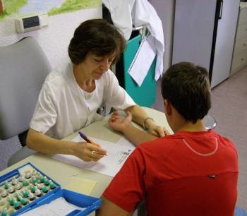 Una enfermera realiza pruebas a un niño durante un control pediátrico. (Foto: ARCHIVO)
