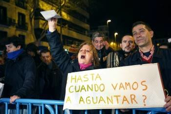 Manifestantes que se concentraron de nuevo en la tarde de ayer ante la sede central del PP en Madrid. (Foto: J.C. HIDALGO)