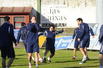Los jugadores del Ourense, ayer durante el entrenamiento en O Couto. (Foto: Martiño Pinal)