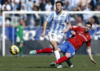 El centrocampista del Málaga Ignacio Camacho (i) disputa el balón ante el delantero del Real Zaragoza Rodrigo Ríos (Foto: EFE)