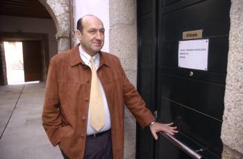 Rogelio Martínez, entrando en el Juzgado de Ribadavia, el 16 de enero de 2006. (Foto: MARTIÑO PINAL)