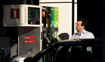 Una persona reposta combustible en una estación de servicio. (Foto: ARCHIVO)