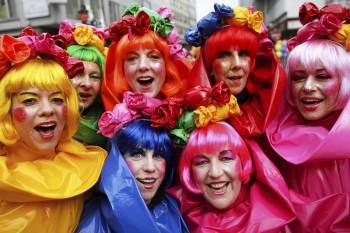 Mujeres disfrazadas en Colonia, donde se celebra uno de los carnavales más tradicionales de Alemania. (Foto: O. BERG)