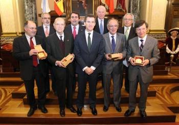 Los cuatro galardonados posan con Feijóo y otras autoridades, en el Ayuntamiento de A Coruña. (Foto: CABALAR)