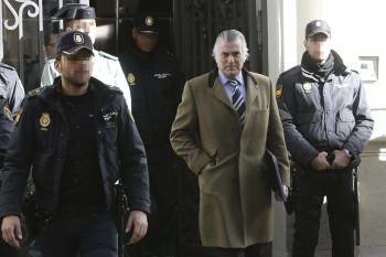 El extesorero del PP, Luis Bárcenas, a su salida de la sede de la Fiscalía Anticorrupción. (Foto: JUAN HIDALGO)