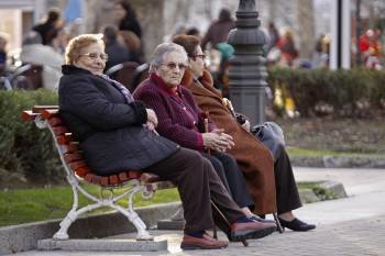 Tres vecinas de la ciudad sentadas en el parque de la Alameda. (Foto: MIIGUEL ÁNGEL)