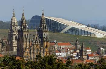 Uno de los edificios de la Ciudad de la Cultura tras la imagen de la Catedral de Santiago. (Foto: LAVANDEIRA JR.)