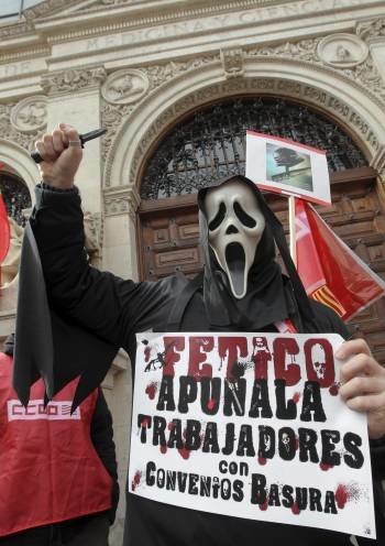 Un trabajador del comercio se manifiesta ayer en Zaragoza. (Foto: JAVIER CEBOLLADA)