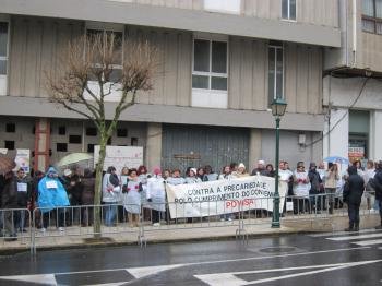Unos 40 trabajadores de Povisa se han concentrado este martes ante el Parlamento de Galicia