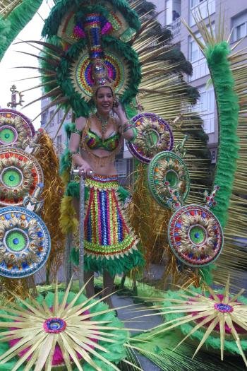 Este espectacular vestido abrió el desfile en Barbadás.
