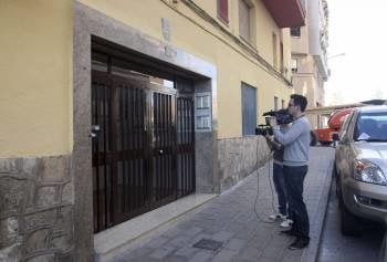 Un cámara graba la puerta del edificio donde un hombre de 55 años se quitó la vida. (Foto: MORELL)