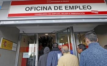 Demandantes de empleo a las puertas de una oficina del INEM en Madrid. (Foto: ARCHIVO)