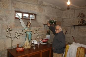 El párroco Ángel Fernández señala el lugar en el que estaba el busto de La Doloroso.
