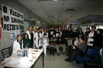 Los trabajadores del Hospital de Verín durante su encierro de 24 horas. (Foto: MARCOS ATRIO)