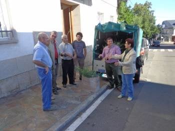 Manoli González, en el reparto de los olivos adquiridos por agricultores de Manzaneda. (Foto: J.C.)