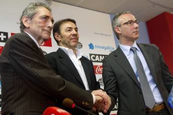 Abel Resino, entre el presidente Mouriño y Torrecilla, el director deportivo del Celta. (Foto: SALVADOR SAS)